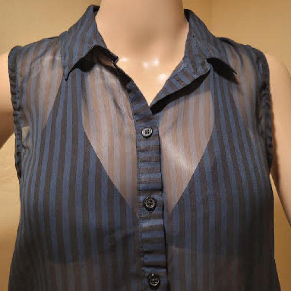 Forever 21 semi-sheer button up collar sleeveless  high-low curved hem - Small - Picture 2 of 7